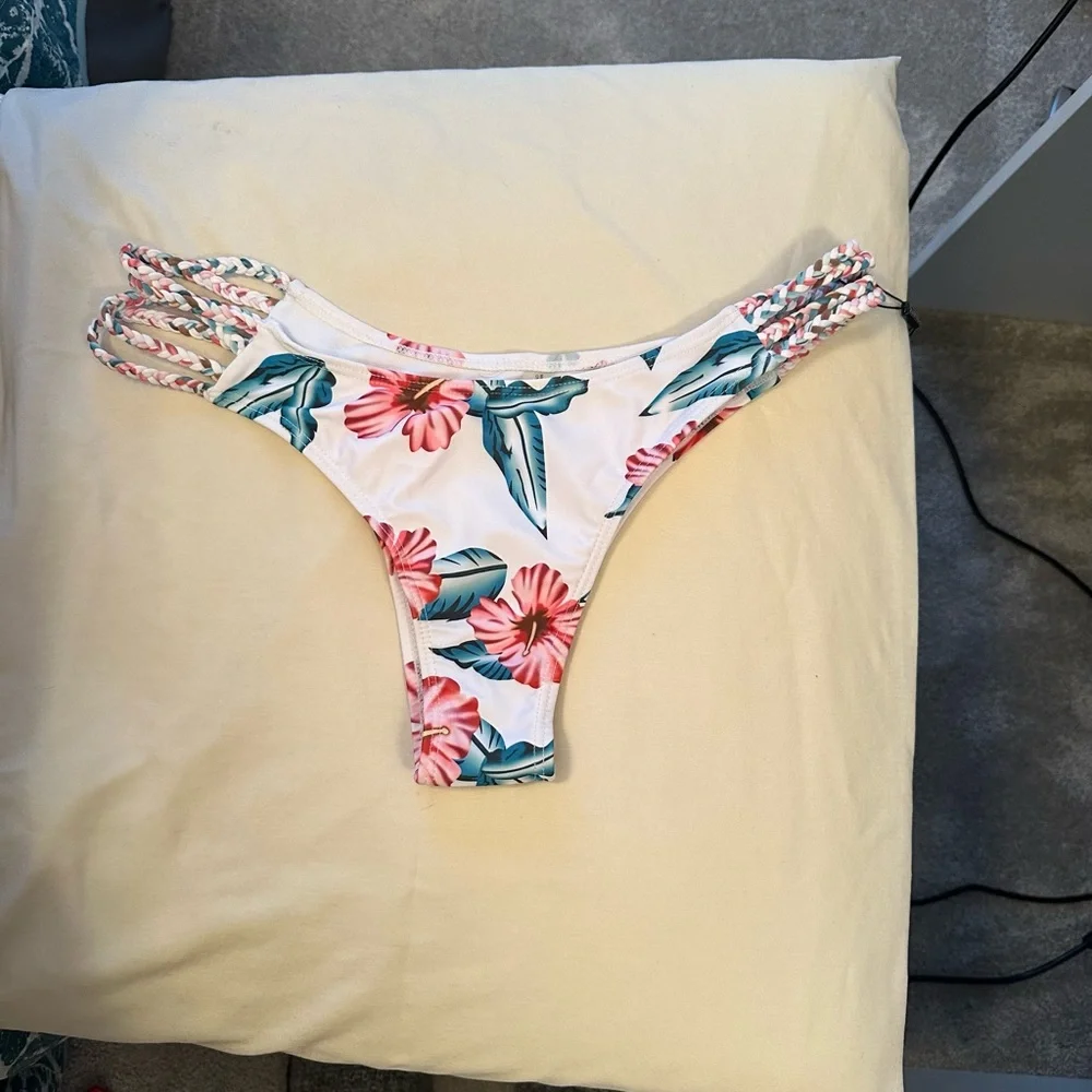 New Zaful bikini bottom with braided side straps. Hibiscus pattern. Size 8 - Picture 2 of 2